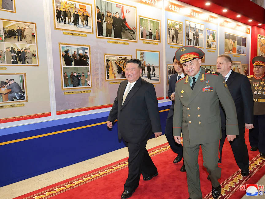 زعيم كوريا الشمالية كيم جونج أون (يسار) يزور معرض الأسلحة في بيونج يانج برفقة وزير الدفاع الروسي سيرجي شويجو و أعضاء الوفد العسكري. 26 يوليو 2023 - AFP