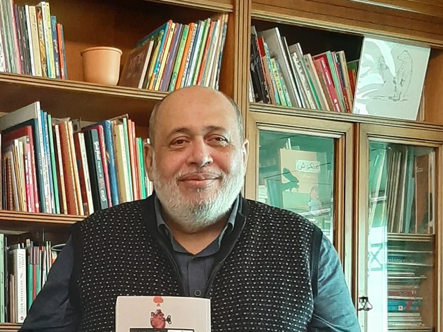 الشاعر المصري بهاء جاهين مع كتابه "الملك والمالك"