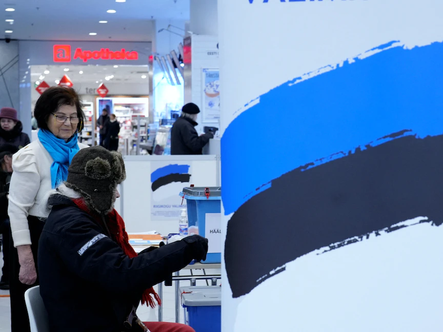 رجل يدلي بصوته خلال التصويت المسبق للانتخابات العامة في تالين بإستونيا. 1 مارس 2023 - REUTERS