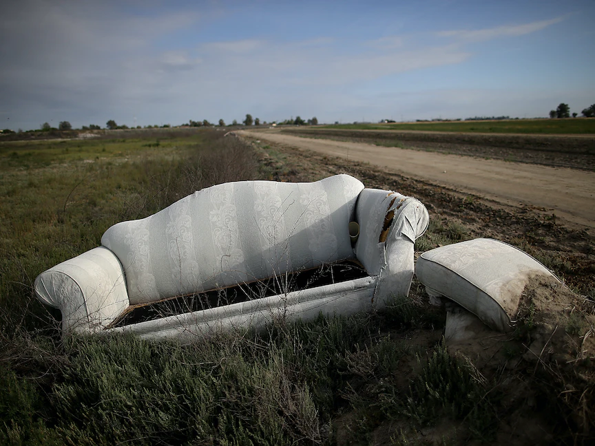 سيدة أميركية تعيد آلاف الدولارات بعد أن عثرت عليهم في وسادة أريكة قدمتها لها عائلة على سبيل المساعدة. - Getty Images via AFP