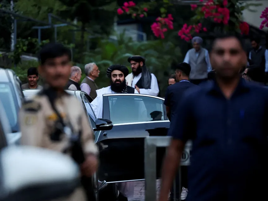 وزير الخارجية الأفغاني أمير خان متقي يغادر مبنى مؤسسة فيفيكاناندا الدولية بعد اجتماعات في نيودلهي، الهند، 10 أكتوبر 2025 - REUTERS