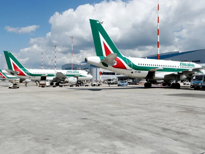 طائرات شركة "Alitalia" الإيطالية على مدرج مطار فيوميتشينو في روما. 15 أبريل 2021 - REUTERS
