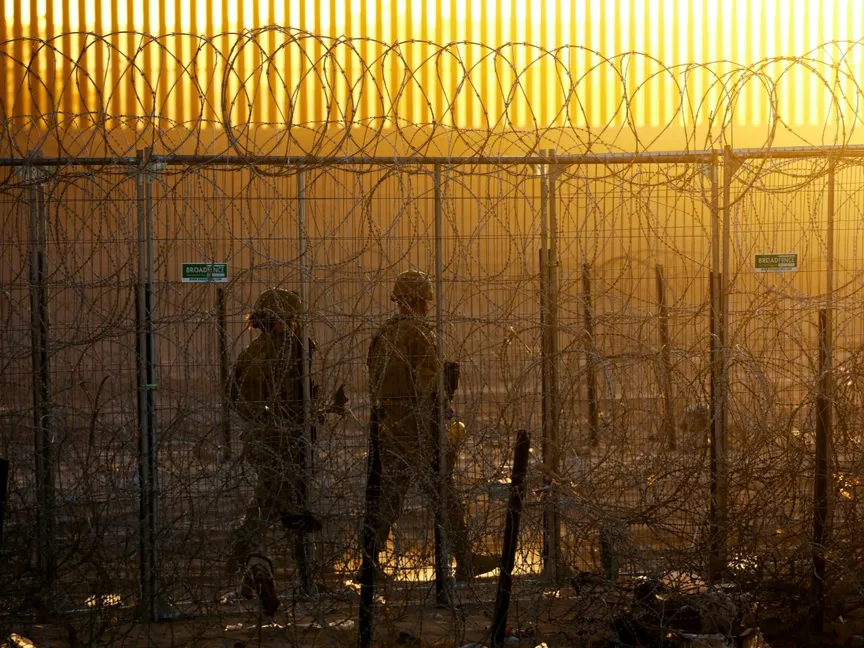 أفراد من الحرس الوطني في تكساس بالقرب من السياج الحدودي بين الولايات المتحدة والمكسيك. 4 يونيو 2024 - REUTERS