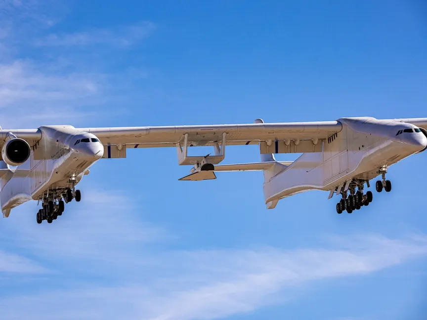 طائرة (ROC) "الرخ" الأميركية وهي تحلق في الأجواء. - Stratolaunch