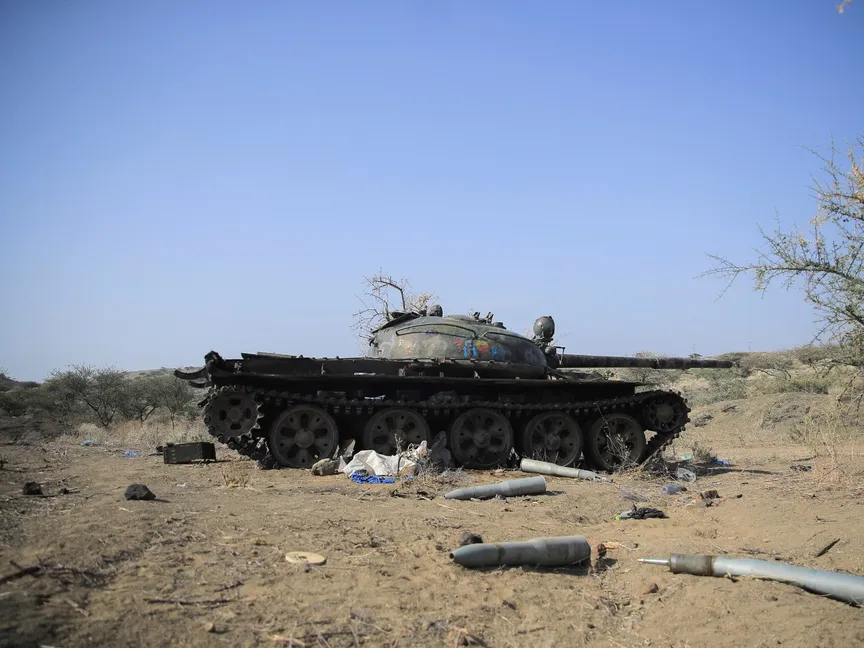 دبابة مدمرة في معركة بين قوات الجيش الإثيوبي وقوات جبهة تحرير تيجراي الشعبية في بلدة كاساجيتا في إقليم عفر شمال شرق إثيوبيا. 25 فبراير 2022 - REUTERS