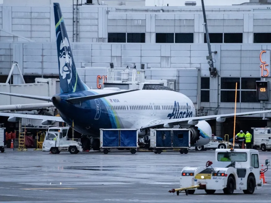 طائرة بوينج 737 ماكس 9 تابعة لشركة ألاسكا إيرلاينز متوقفة في مطار سياتل الدولي. واشنطن، الولايات المتحدة. 6 يناير 2024 - AFP