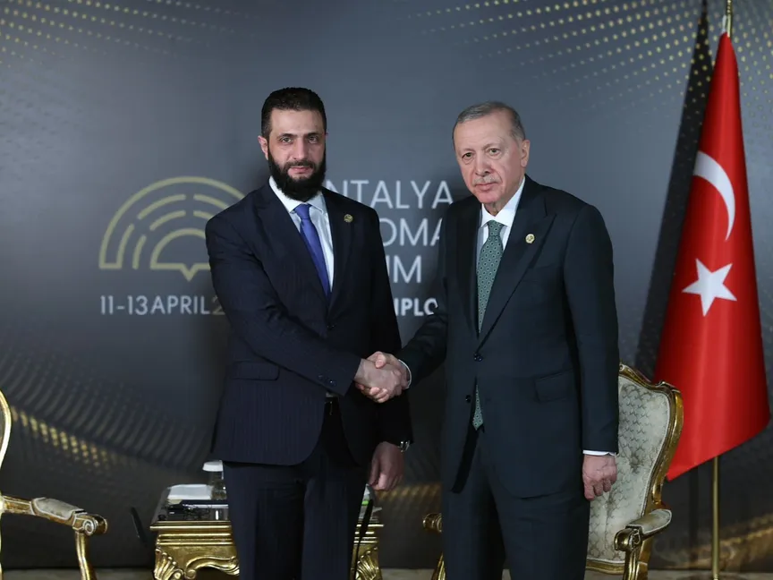 الرئيس التركي رجب طيب أردوغان يصافح نظيره السوري أحمد الشرع خلال لقاء على هامش منتدى أنطاليا الدبلوماسي في أنطاليا جنوبي تركيا- 11 أبريل 2025 - "الرئاسة التركية"