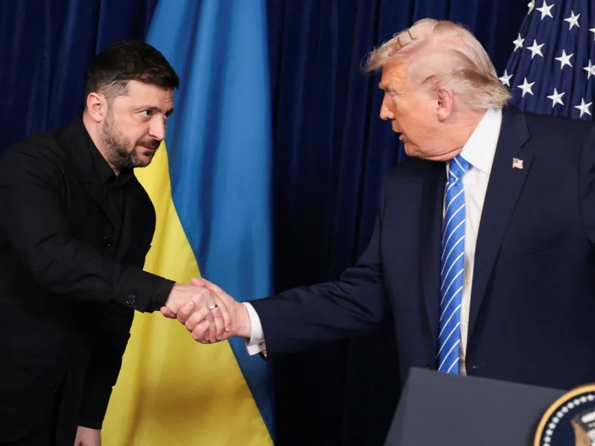 الرئيس الأميركي دونالد ترمب يصافح نظيره الأوكراني فولوديمير زيلينسكي خلال مؤتمر صحافي بعد اجتماع في فلوريدا. 28 ديسمبر 2025 - Reuters
