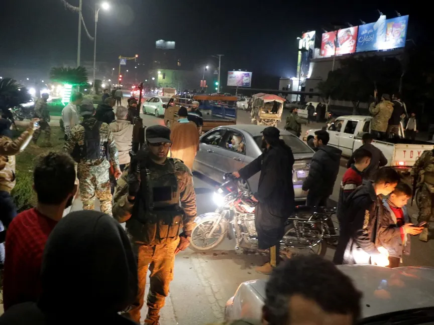 عناصر من الفصائل المسلحة بعد السيطرة على مدينة حماة خلال تقدمهم عبر شمال سوريا. 5 ديسمبر 2024 - REUTERS