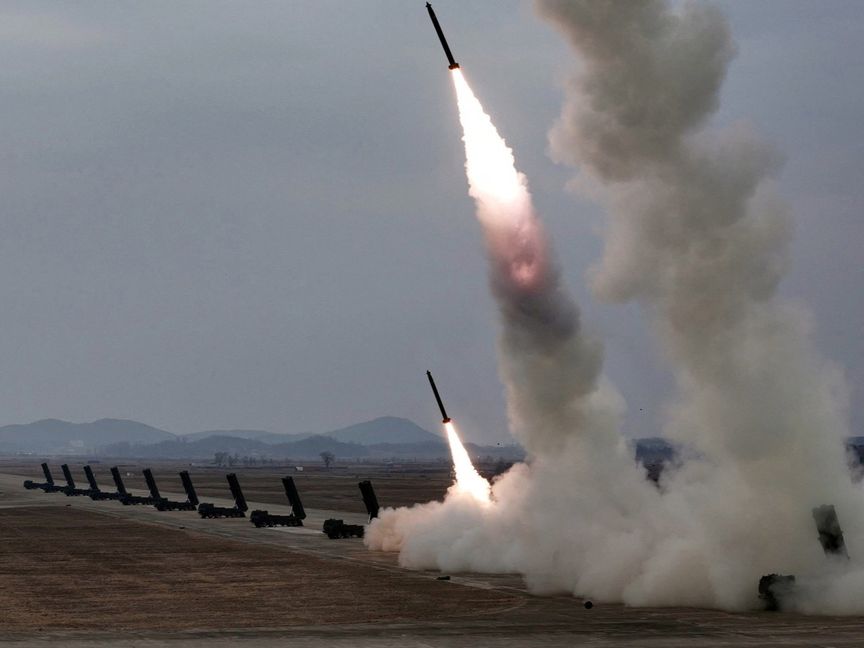 كوريا الشمالية تختبر قاذفات صواريخ متعددة.. وكيم: لقياس جاهزية البلاد