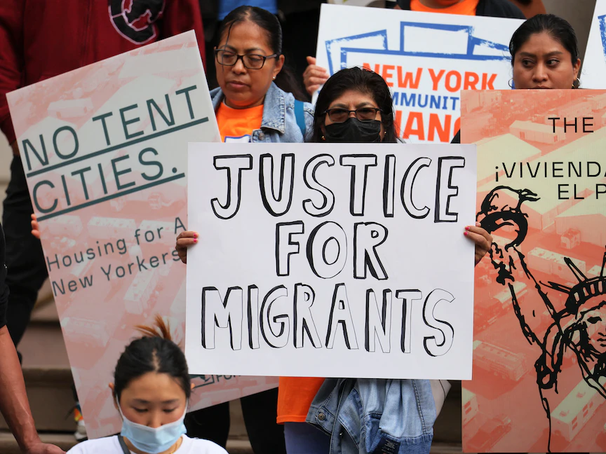 متظاهرون ونشطاء أمام بلدية نيويورك يطالبون بحلول لطالبي اللجوء وعائلاتهم بعد نقلهم من ولايات أخرى. 13 أكتوبر 2022 - Getty Images via AFP