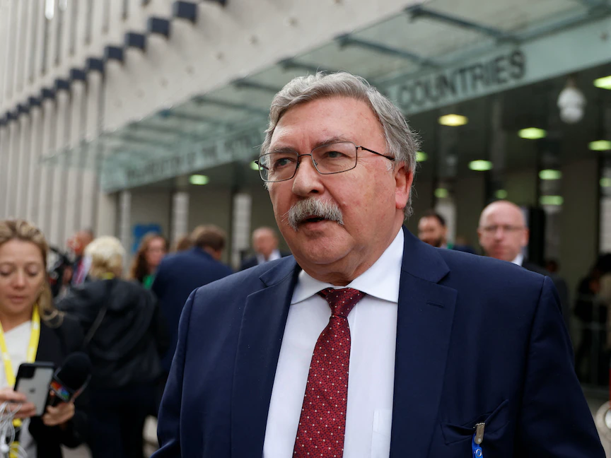 مندوب روسيا لدى المنظمات الدولية في فيينا ميخائيل أوليانوف يتحدث للصحافيين في فيينا- 5 أكتوبر 2022 - REUTERS