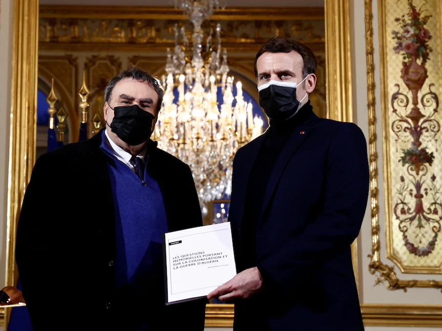 الرئيس الفرنسي إيمانويل ماكرون يستلم تقرير المؤرخ بنجامين ستورا، بشأن الاستعمار والحرب الجزائرية - 20 يناير 2021 - AFP
