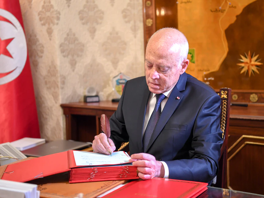 الرئيس التونسي قيس سعيّد يوقع على أمر تشكيل الحكومة - موقع الرئاسة التونسية