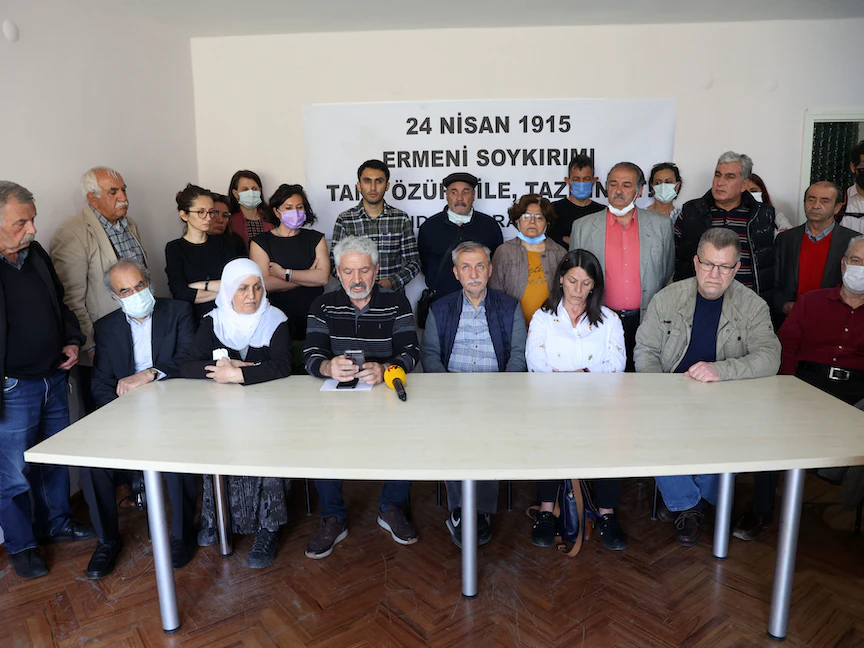 نشطاء مجتمعين داخل مكتبهم في العاصمة التركية أنقرة بعد أن منعتهم الشرطة من إحياء الذكرى 107 للمذبحة الجماعية - 24 أبريل2022 - AFP