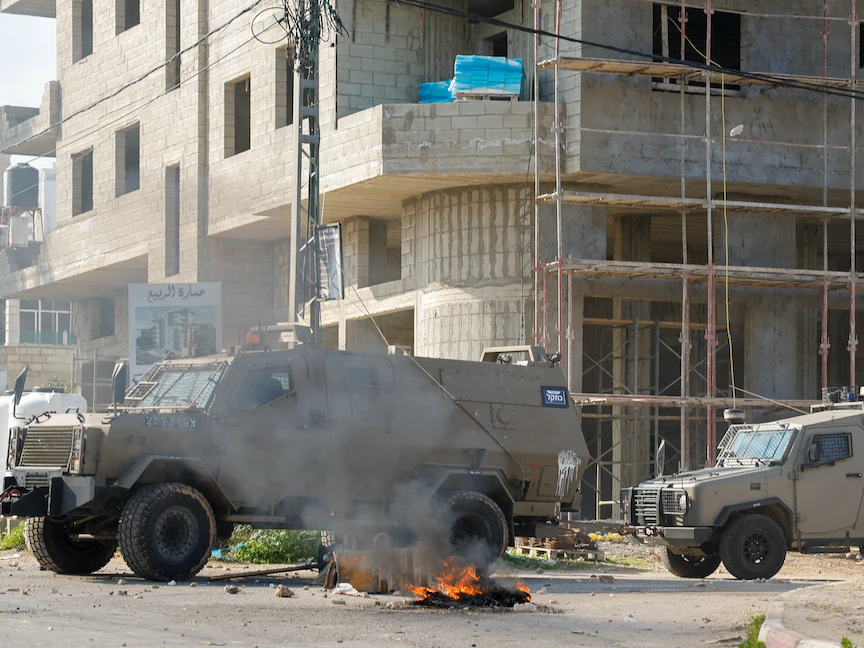 مدرعات إسرائيلية خلال اشتباكات مع الفلسطينيين بمدينة جنين بالضفة الغربية المحتلة. 26 يناير 2023 - REUTERS