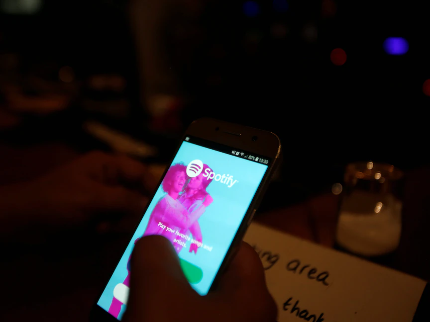 شخص يستخدم تطبيق سبوتيفاي على هاتفه الذكي - REUTERS