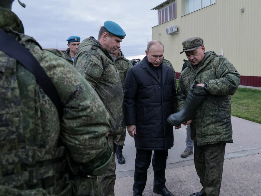 الرئيس الروسي فلاديمير بوتين وزير الدفاع سيرجي شويجو يتفقدان مركز تدريب لجنود الاحتياط الجدد في مدينة ريازان غربي روسيا- 20 أكتوبر 2022 - via REUTERS