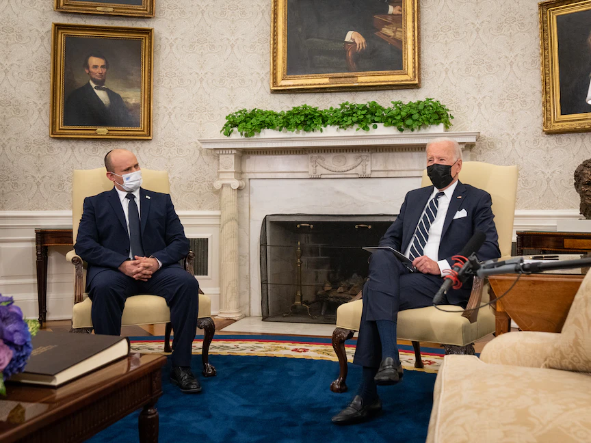 الرئيس الأميركي جو بايدن ورئيس الوزراء الإسرائيلي نفتالي بينيت يتحدثان خلال اجتماع في المكتب البيضاوي بالبيت الأبيض، واشنطن، 27 أغسطس 2021 - Bloomberg