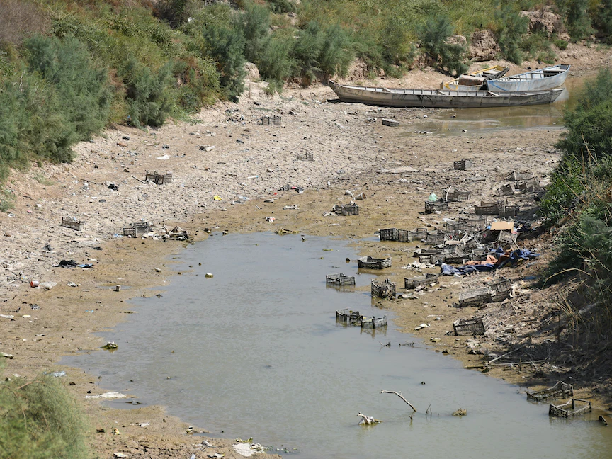 مركب صيد في قاع نهر جاف على الحدود العراقية الإيرانية، 24 سبتمبر 2021. - AFP