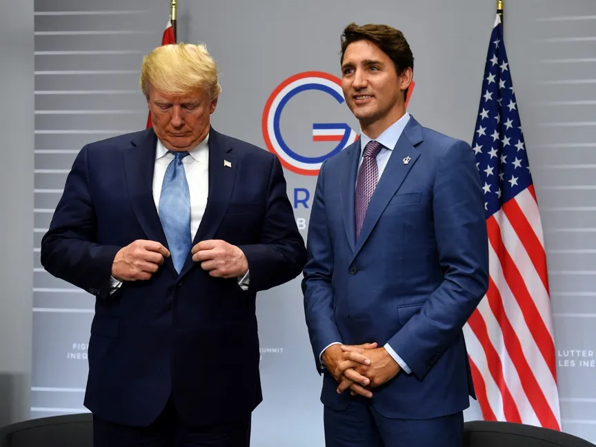 رئيس الوزراء الكندي جاستن ترودو إلى جانب الرئيس الأميركي حينها دونالد ترمب خلال قمة مجموعة السبع. بياريتز، فرنسا. 25 أغسطس 2019 - AFP
