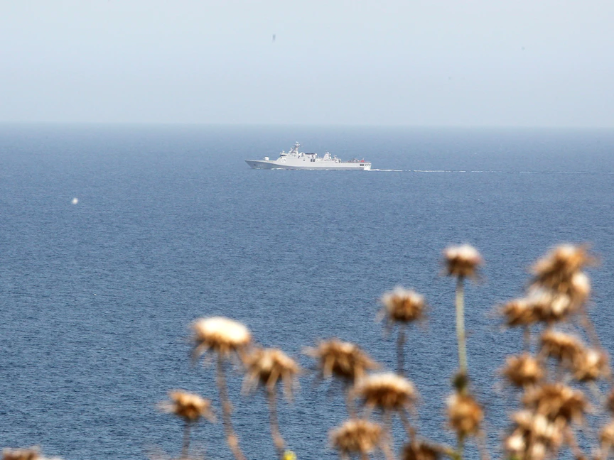 سفينة حربية تابعة للأمم المتحدة في منطقة الناقورة القريبة من الحدود اللبنانية الإسرائيلية - REUTERS