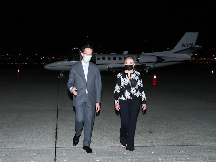 عضوة مجلس الشيوخ الأميركي مارشا بلاكبيرن تصل إلى تايوان وفي استقبالها المدير العام لوزارة الخارجية التايوانية لشؤون أميركا الشمالية دوجلاس هسو- مطار سونجشان - 25 أغسطس 2022 - twitter.com/MarshaBlackburn