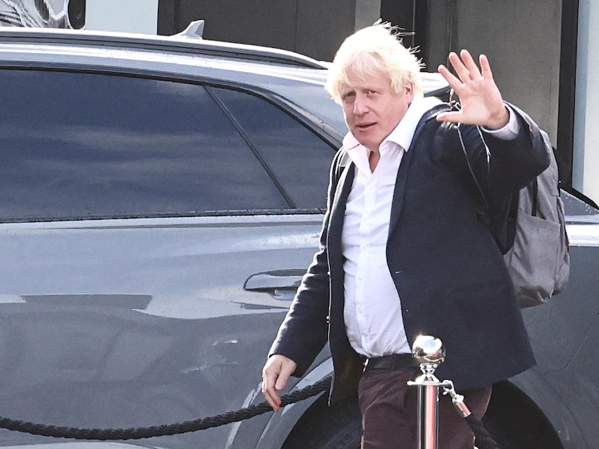 رئيس الوزراء البريطاني السابق بوريس جونسون في مطار جاتويك بالقرب من العاصمة البريطانية لندن. 22 أكتوبر 2022 - REUTERS