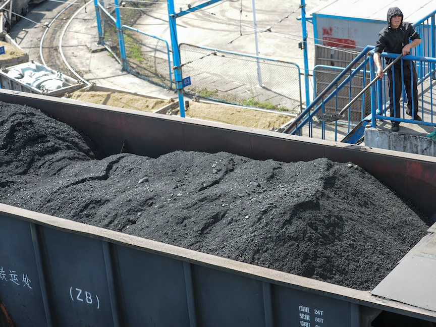 قطار يحمل فحماً في مقاطعة هوبي الصينية. 2 يوليو 2022 - AFP