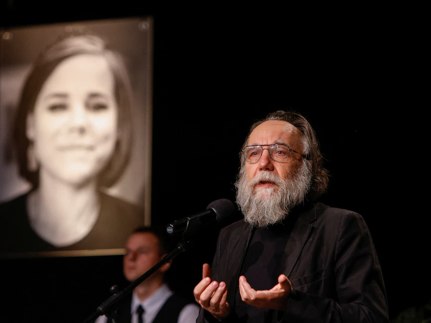 المفكر الروسي القومي البارز ألكسندر دوجين خلال مراسم تأبين ابنته داريا في موسكو. 23 أغسطس 2022 - REUTERS