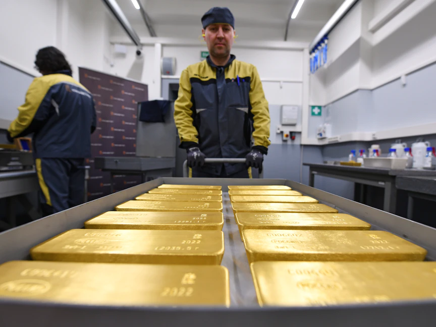 سبائك من الذهب في مصنع روسي للمعادن بمدينة كراسنويارسك في سيبيريا - 10 مارس 2022 - REUTERS