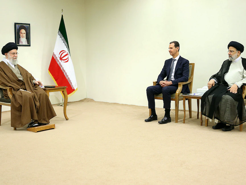 المرشد الإيراني علي خامنئي يستقبل الرئيس السوري بشار الأسد في طهران بصحبة الرئيس الإيراني إبراهيم رئيسي - 8 مايو 2022 - AFP