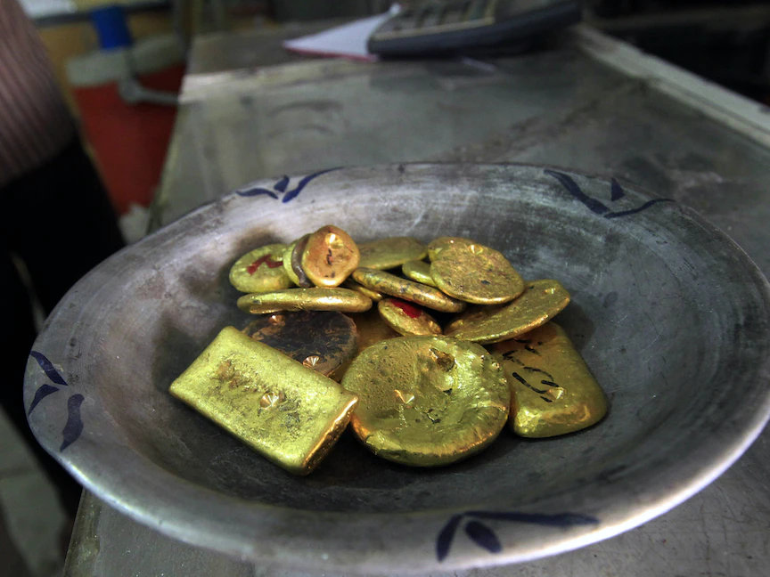 عملية وزن سبائك في أحد معامل الذهب بالعاصمة السودانية الخرطوم- 15 يوليو 2012 - REUTERS