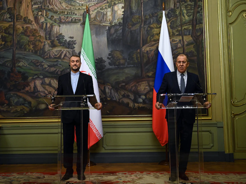 وزير الخارجية الروسي سيرجي لافروف ونظيره الإيراني حسين أمير عبد اللهيان خلال مؤتمر صحافي مشترك عقب اجتماعهما في موسكو - 6 أكتوبر 2021 - AFP