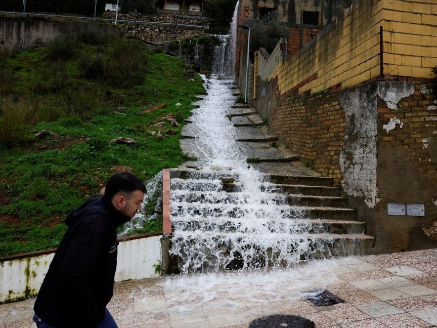 الجليد الأسود يغلق مطار برلين وإجلاء الآلاف بإسبانيا بسبب "قطار عواصف"