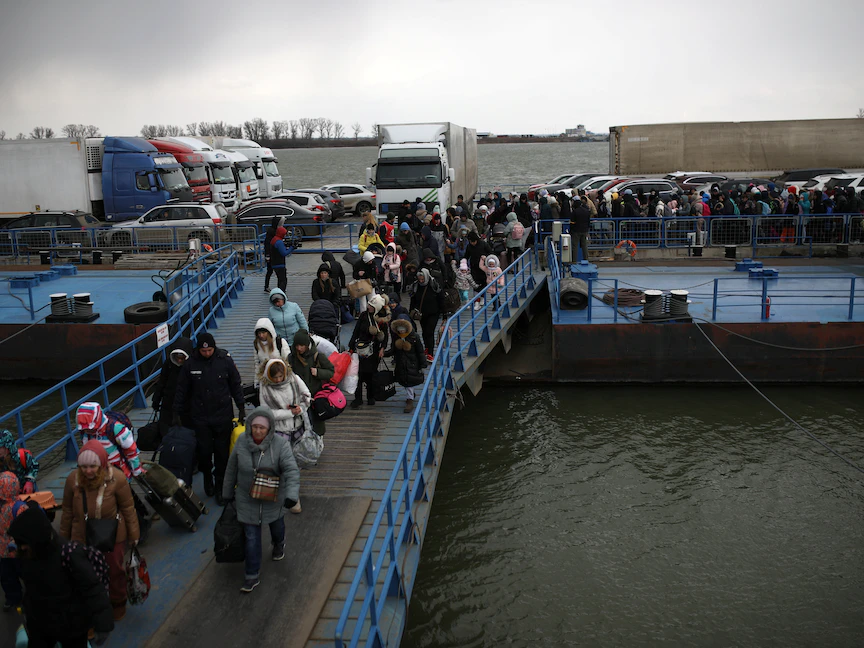 لاجئون أوكرانيون يعبرون الحدود إلى رومانيا هرباً من الغزو الروسي للبلاد - 9 مارس 2022 - REUTERS