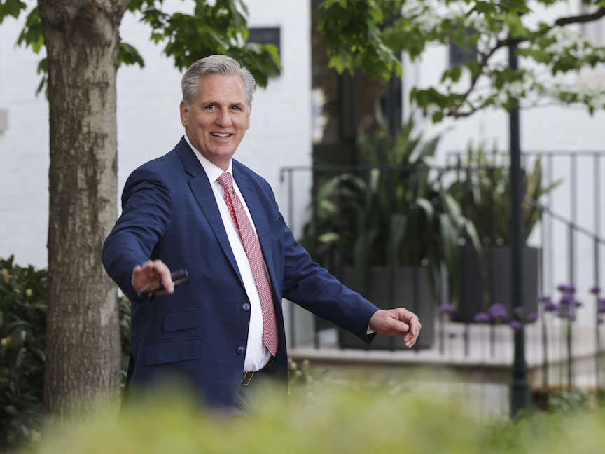 زعيم الأقلية الجمهورية في مجلس النواب الأميركي كيفن مكارثي بعد لقائه النواب الجمهوريين في الكابيتول - 27 أبريل 2022 - AFP