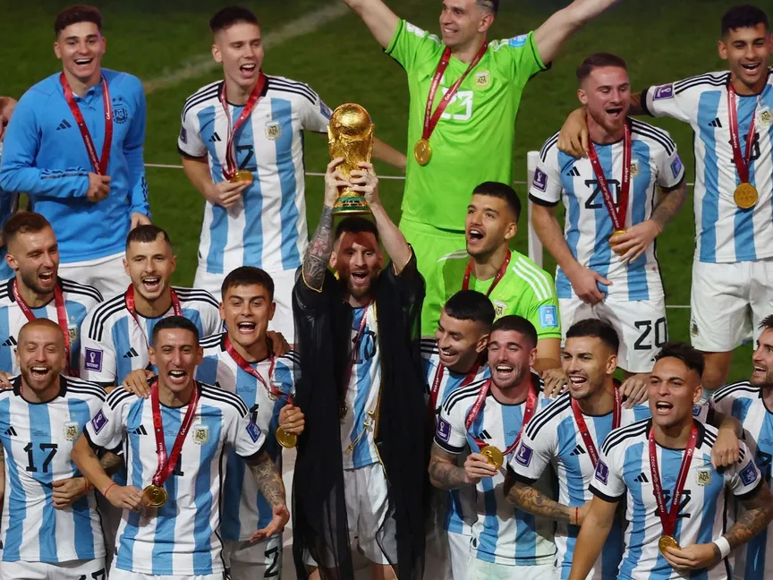 ليونيل ميسي يحمل كأس العالم بعد فوز الأرجنتين بمونديال قطر 2022 مرتدياً 'البشت (المشلح)' الذي أهداه له أمير قطر الشيخ تميم بن حمد، الدوحة. 18 ديسمبر 2022 - REUTERS