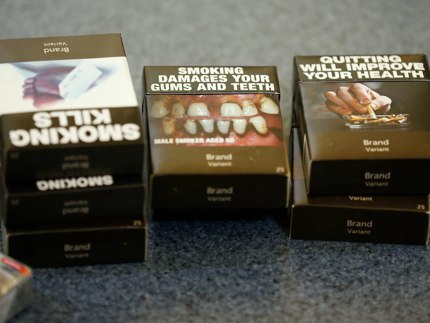نماذج من عبوات السجائر العادية في أوتاوا. - REUTERS