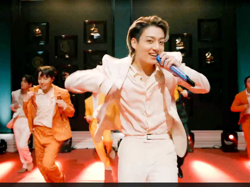فريق BTS خلال فقرة غنائية في حفل توزيع جوائز غرامي الـ63 - Getty Images via AFP