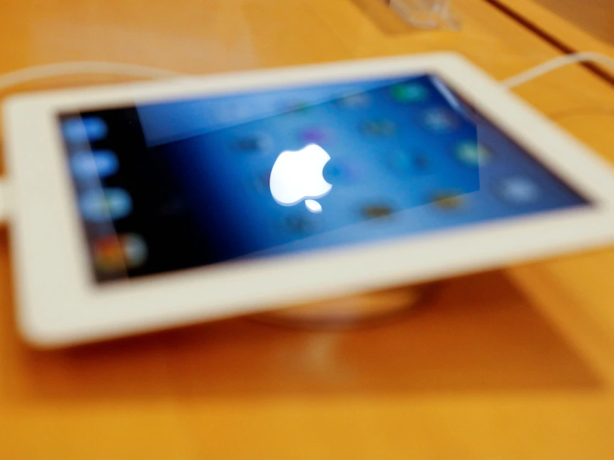 شعار أبل على جهاز iPad - REUTERS