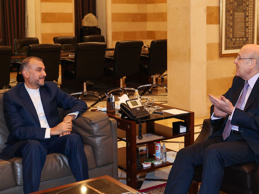 رئيس الوزراء اللبناني نجيب ميقاتي خلال استقبال وزير الخارجية الإيراني حسين أمير عبد اللهيان في بيروت. 13 يناير 2023. - AFP