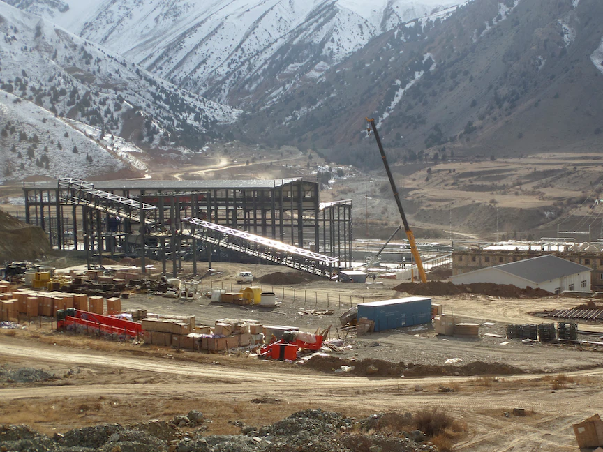 مرافق قيد الإنشاء مملوكة لشركة TALCO Gold الصينية الطاجيكية لإنتاج الأنتيمون، في كونشوش في غرب طاجيكستان. 3 نوفمبر 2021 - REUTERS