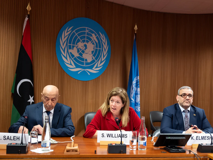 رئيس مجلس النواب الليبي عقيلة صالح ورئيس المجلس الأعلى للدولة خالد المشري وبينهما ستيفاني وليامز المستشارة الخاصة للأمم المتحدة. 28 يونيو 2022 - Twitter/@SASGonLibya