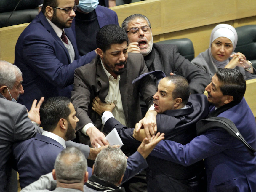 ما التعديلات الدستورية التي تسببت في شجار بين نواب أردنيين؟