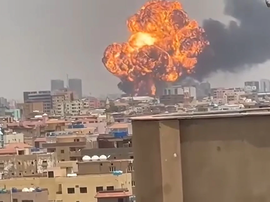 ألسنة اللهب تتصاعد في وسط العاصمة السودانية الخرطوم. 26 أغسطس 2023