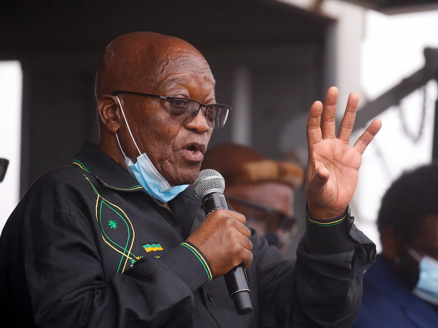 رئيس جنوب إفريقيا السابق جاكوب زوما يخاطب مؤيديه أمام منزله في نكاندلا جنوبي البلاد، 4 يوليو 2021 - REUTERS