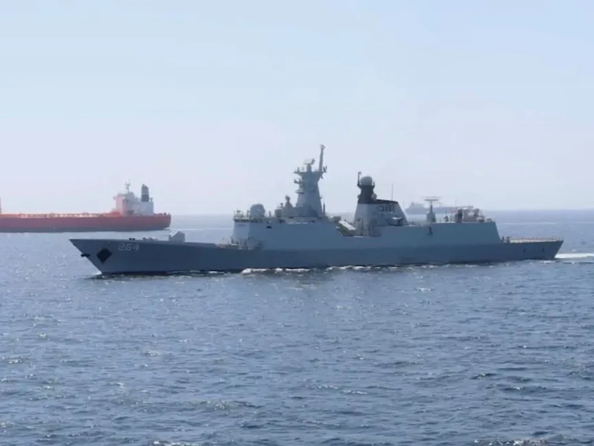 سفينة تابعة للبحرية الباكستانية ترافق سفينة تجارية باكستانية في موقع غير محدد. 9 مارس 2026 - REUTERS