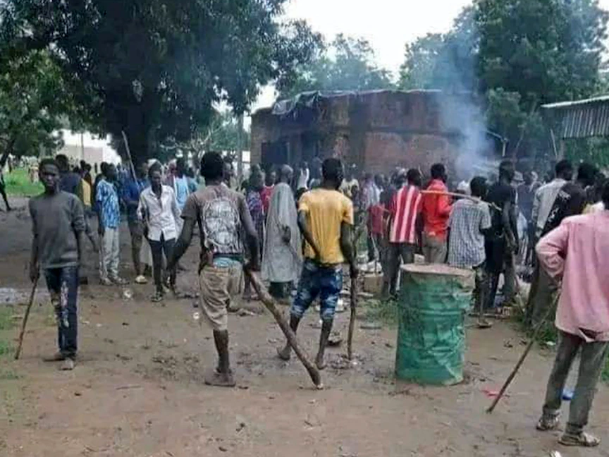 سودانيون يجتمعون وسط تجدد الصراع العرقي في الروصيرص بولاية النيل الأزرق جنوبي السودان- 2 أغسطس 2022 - AFP