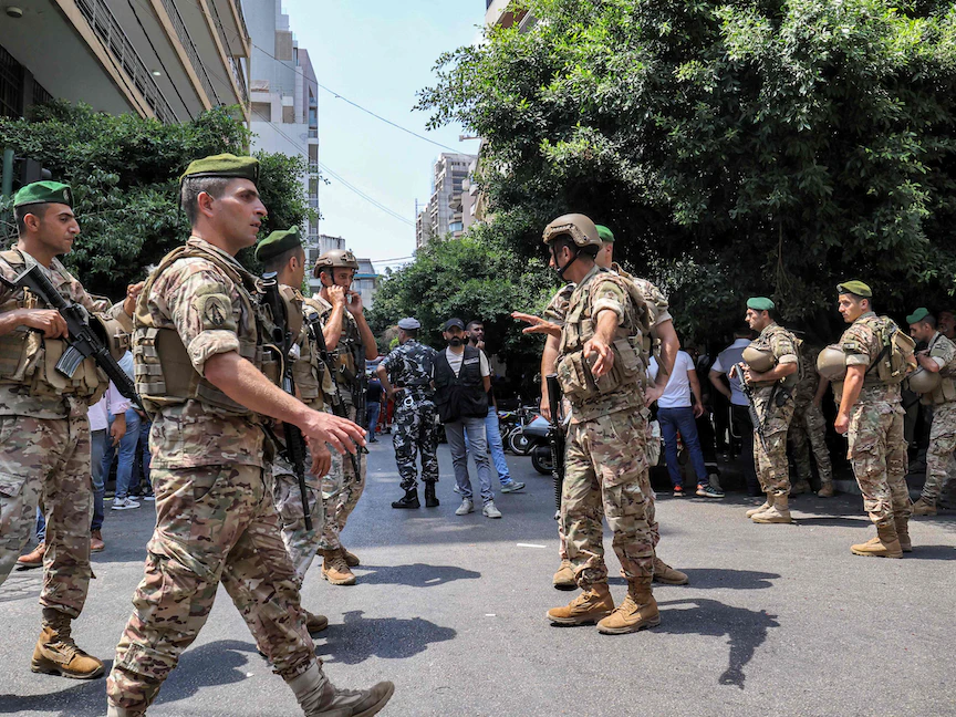 قوات الجيش والأمن أمام مقر فرع "فدرال بنك" في منطقة الحمرا بالعاصمة اللبنانية بيروت حيث كان مسلح يحتجز رهائن - 11 أغسطس 2022، - AFP